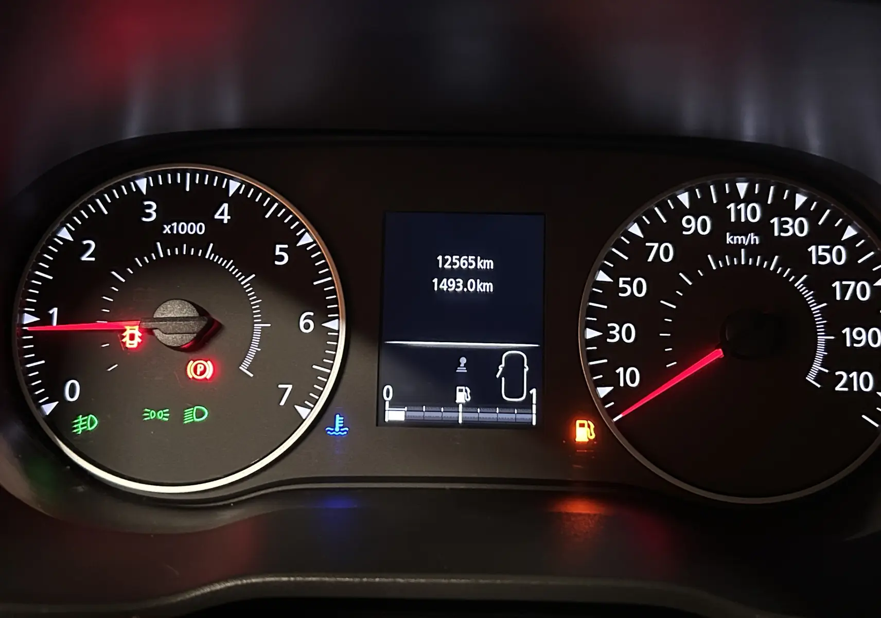 Vue rapprochée du tableau de bord du Dacia Duster 2024, affichant compte-tours, vitesse et kilométrage.