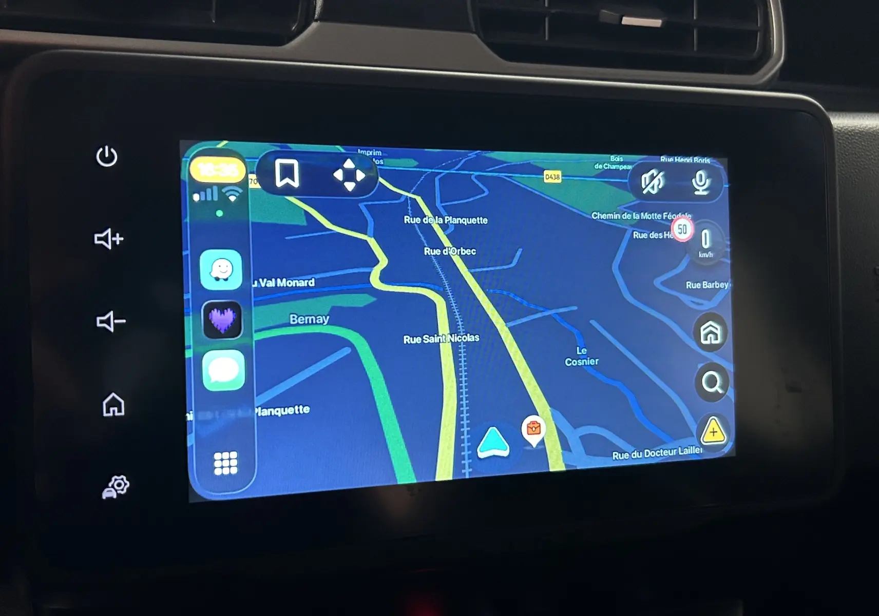 Écran tactile central du Dacia Duster 2024 montrant la navigation GPS avec carte en mode nuit, intérieur noir.