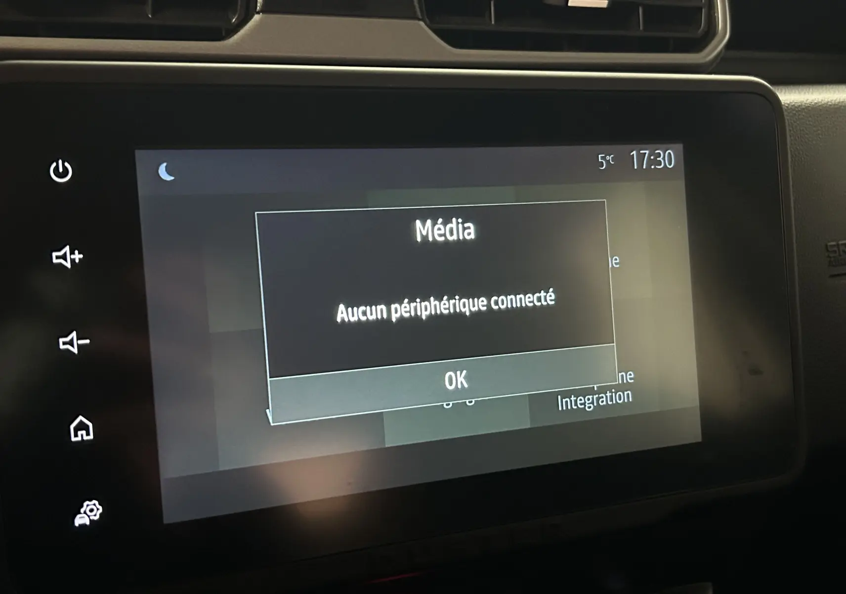 Écran tactile central du Dacia Duster 2024 affichant un message "Aucun périphérique connecté" en intérieur.