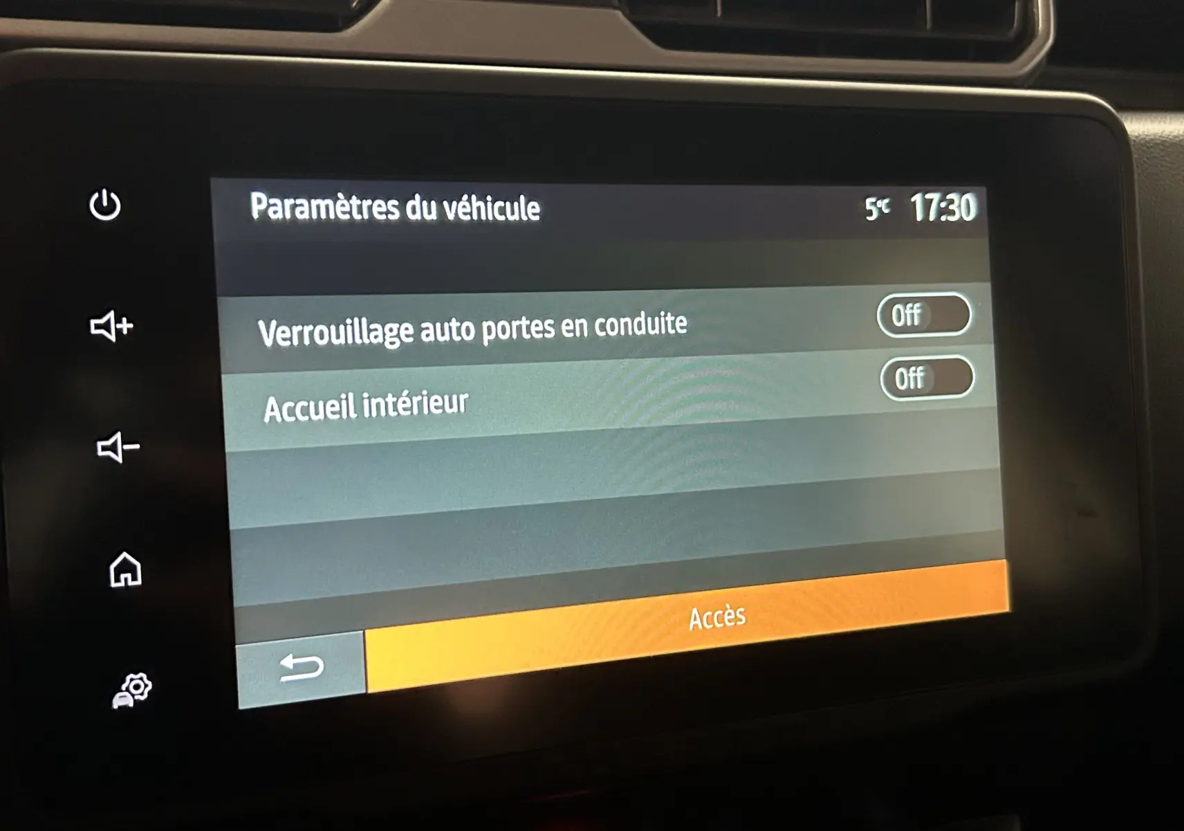 Écran tactile intérieur du Dacia Duster 2024 montrant les paramètres de verrouillage et accueil, interface en français.