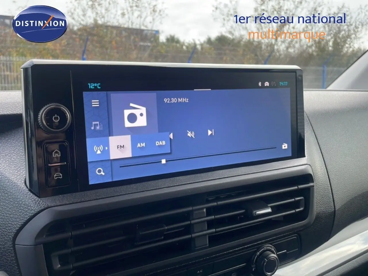 Gros plan sur l’écran tactile multimédia et la console centrale du Citroën Jumpy gris titane, intérieur noir.