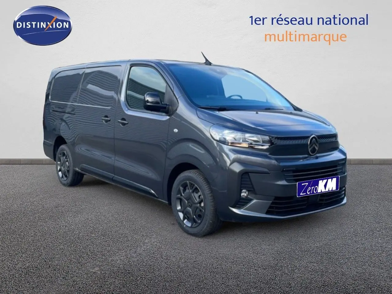 Vue 3/4 avant droit d'un Citroën Jumpy Van Long L3 gris titane métal avec calandre noire et jantes foncées.