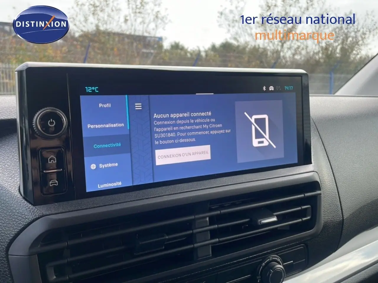 Écran tactile central du tableau de bord du Citroën Jumpy gris titane, avec menu de connectivité affiché.