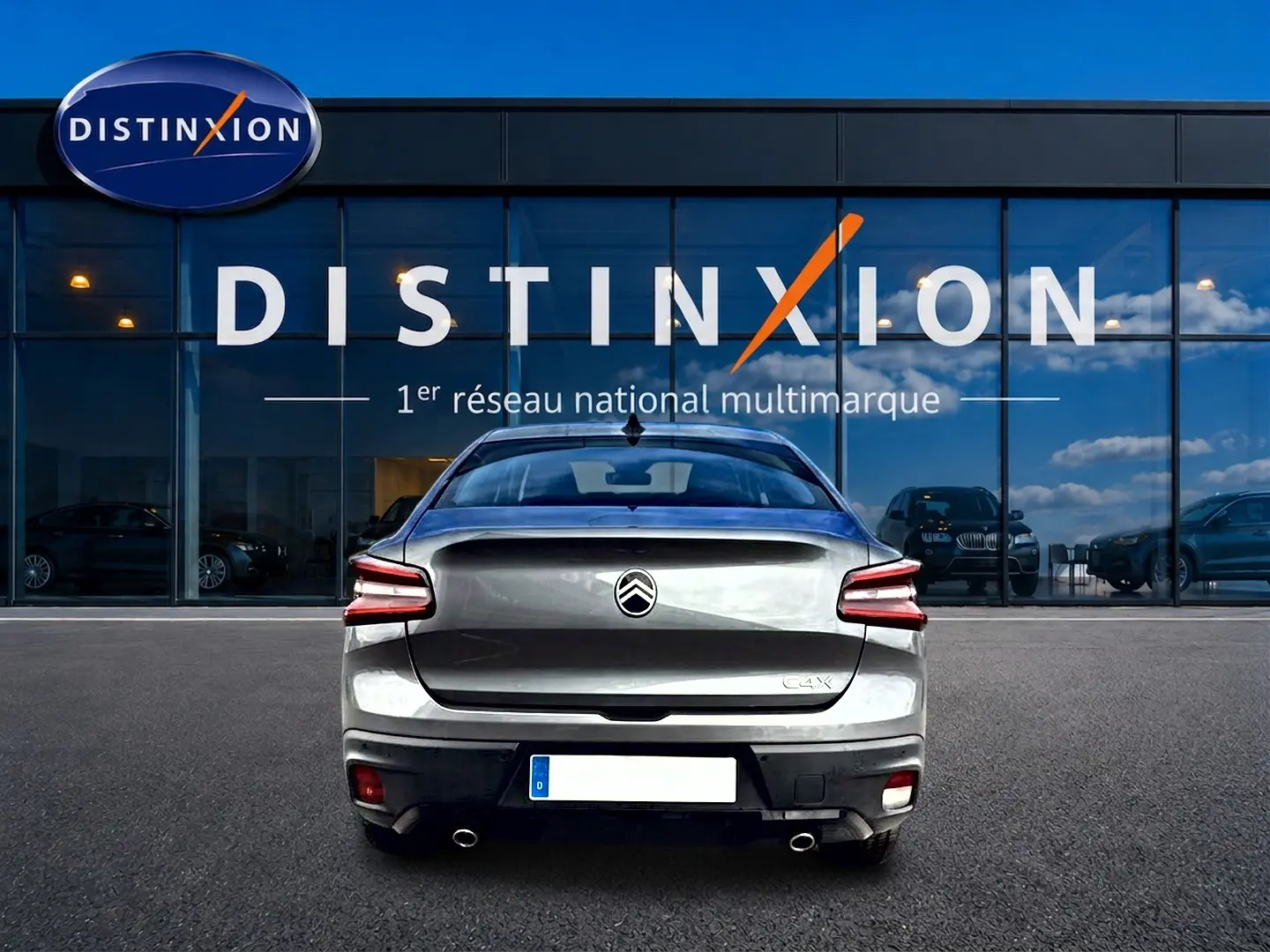 Vue arrière d'une Citroën C4 X gris mercure 2025, avec feux LED et double sortie d'échappement chromée.