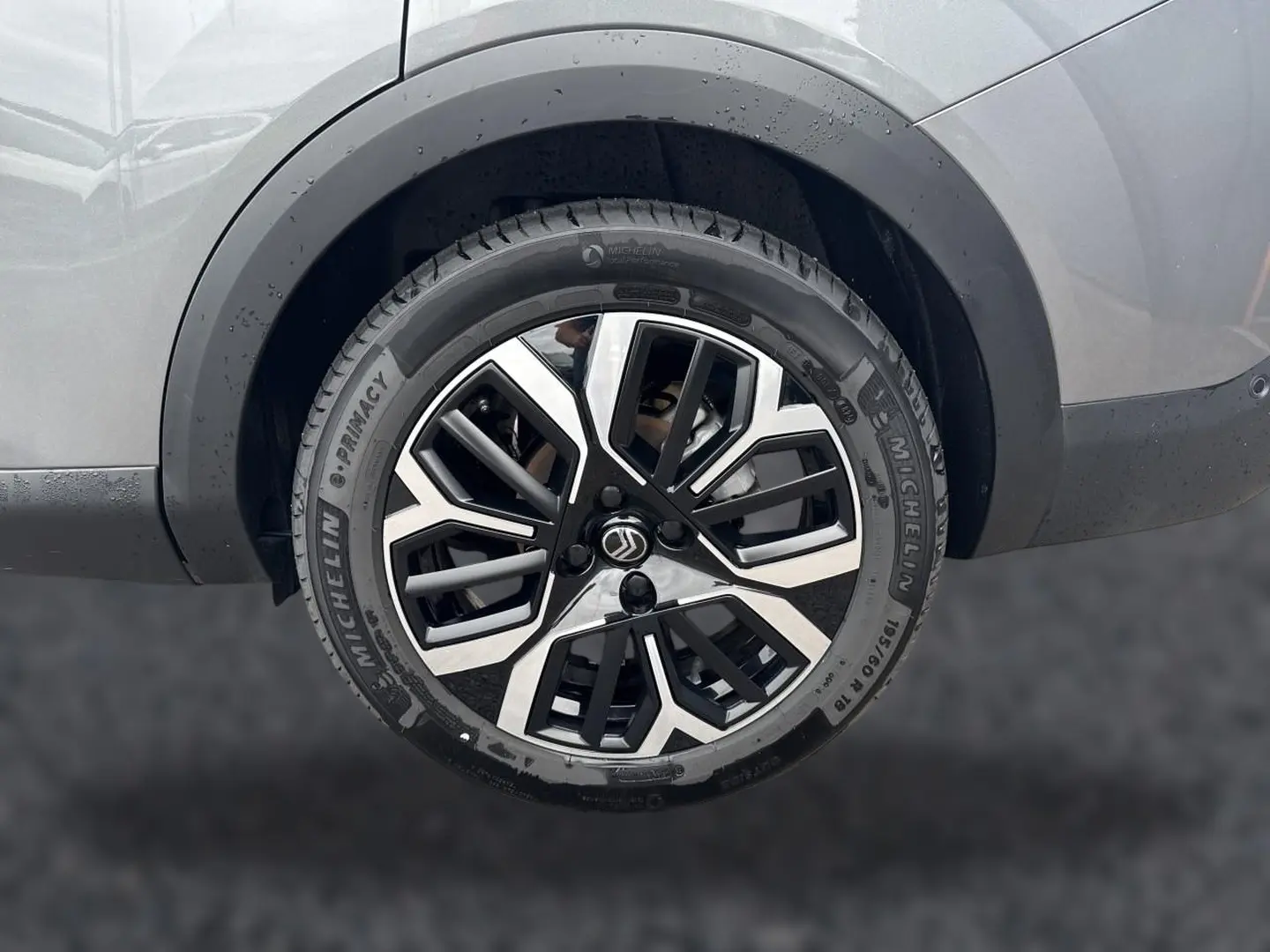 Gros plan sur la roue arrière droite gris mercure d'une Citroën C4 X 2025 avec jante alu bicolore et pneus Michelin.