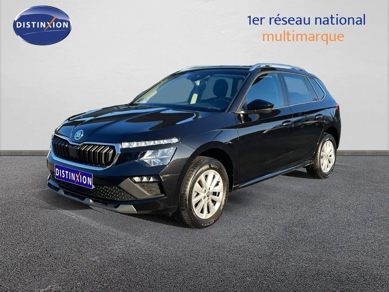 Vue 3/4 avant droite d'un Skoda Kamiq noir magique métal 2024 avec calandre distinctive et jantes alliage.