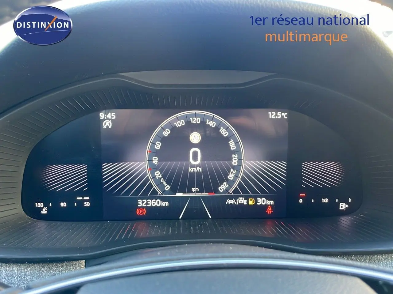 Tableau de bord numérique du Skoda Kamiq noir, affichant vitesse à zéro et 32 360 km au compteur.