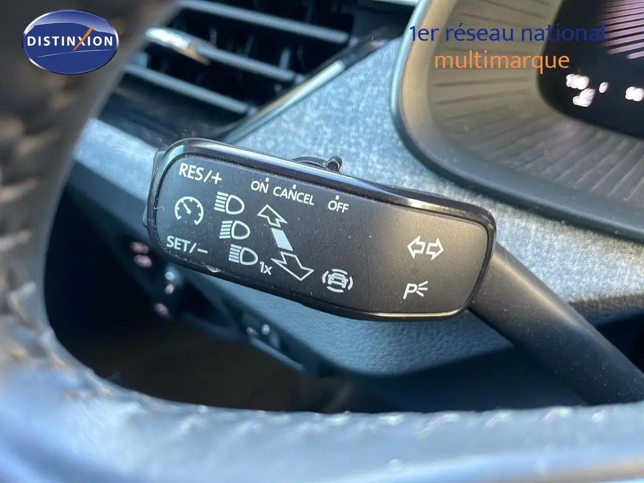 Gros plan sur la commande de régulateur de vitesse dans l'habitacle du Skoda Kamiq noir magique métal 2024.