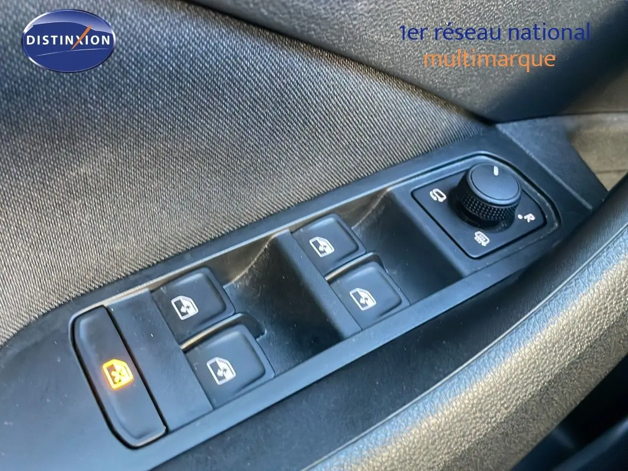 Gros plan sur les commandes des vitres électriques et réglage des rétroviseurs côté conducteur d'un Skoda Kamiq noir magique métal 2024.