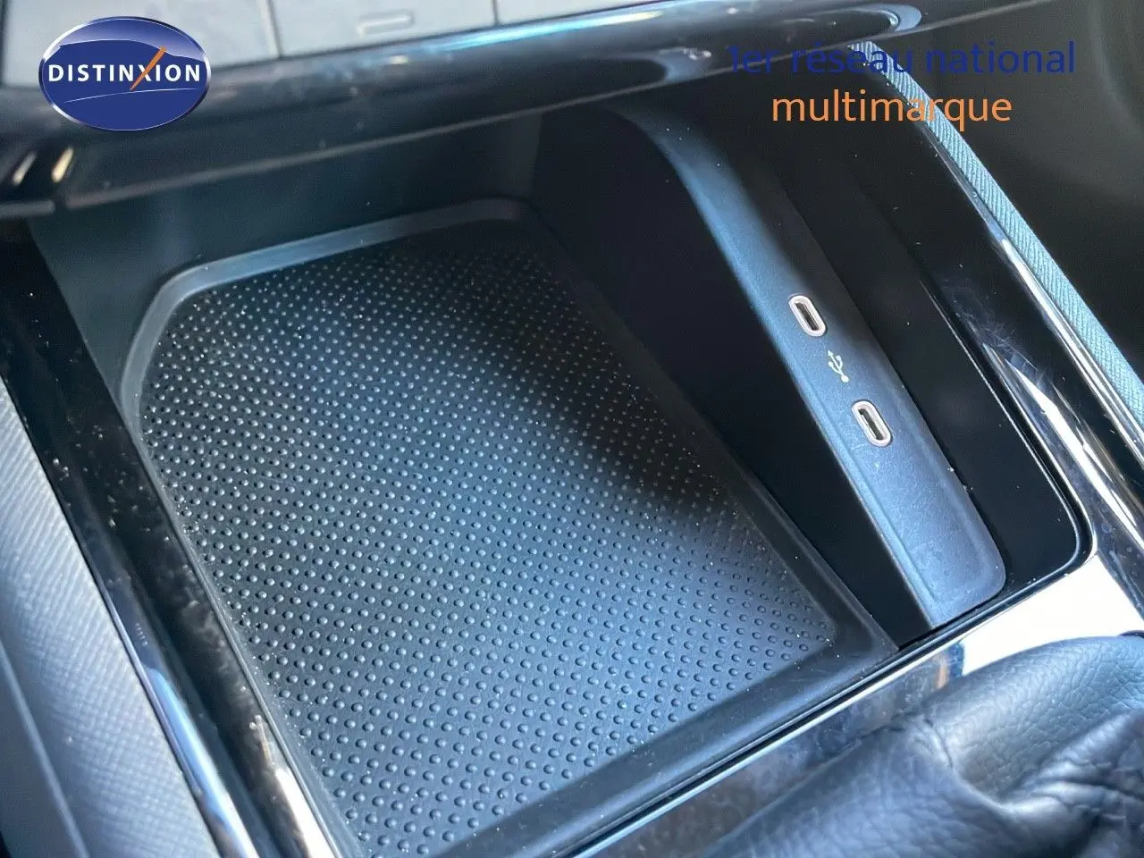 Gros plan sur le compartiment de rangement central avec ports USB-C dans le Skoda Kamiq noir magique métal 2024.