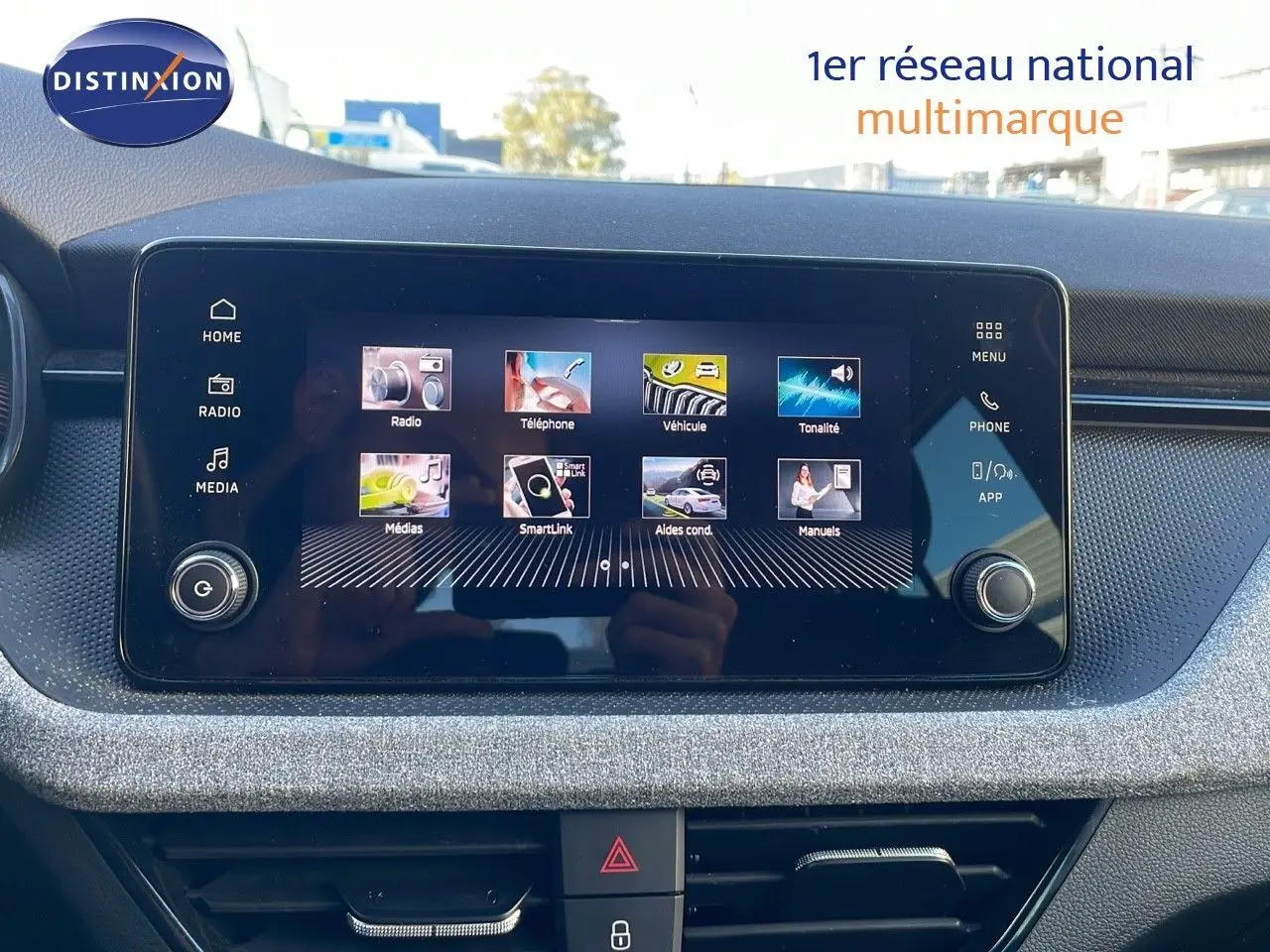 Écran tactile central du Skoda Kamiq noir magique métal 2024, affichant le menu multimédia et connectivité.