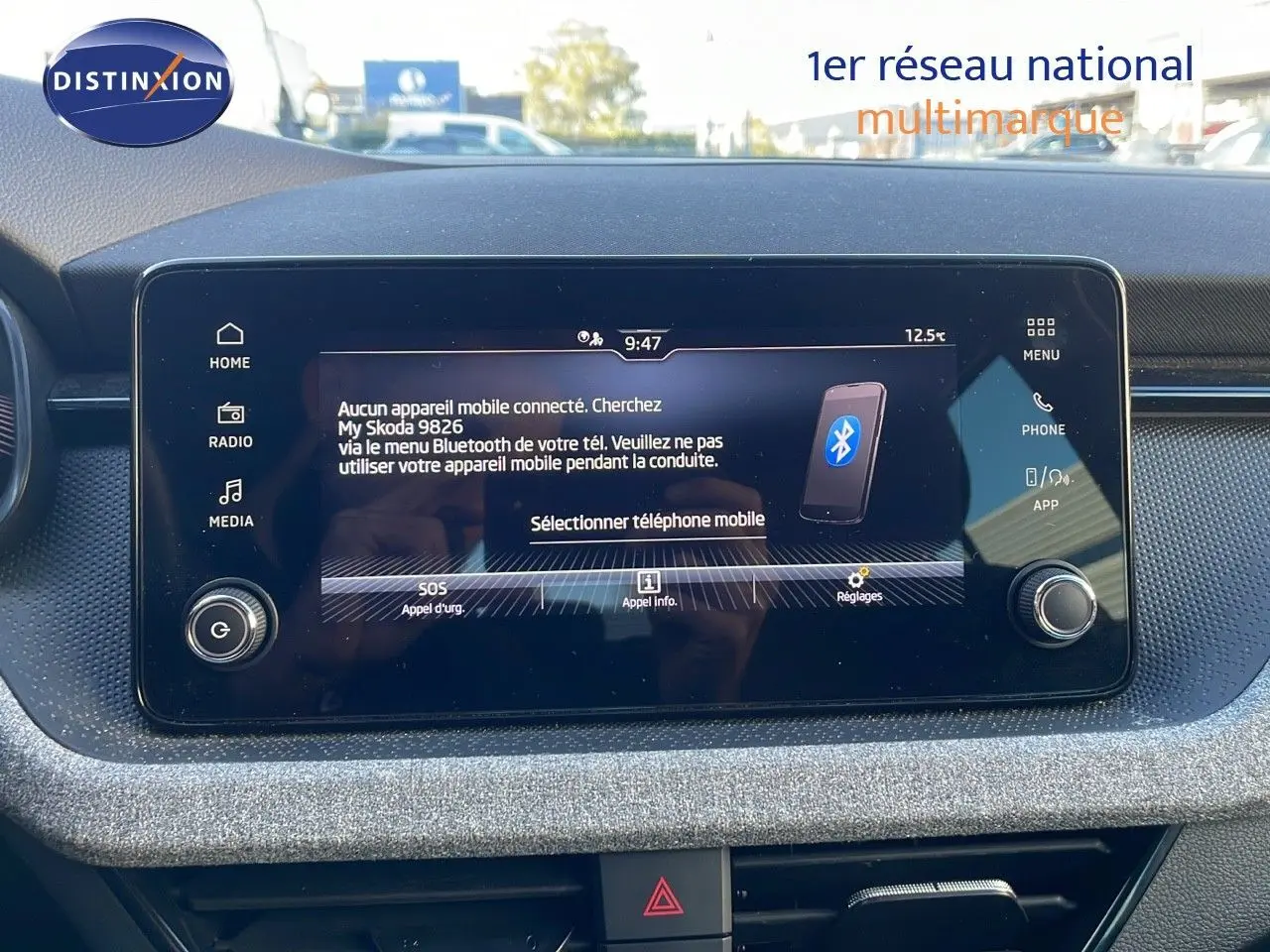 Écran tactile central du Skoda Kamiq 2024 affichant la connexion Bluetooth dans un intérieur gris et noir.