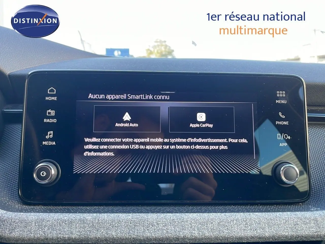 Écran tactile central du Skoda Kamiq 2024 montrant les options Android Auto et Apple CarPlay en mode veille.