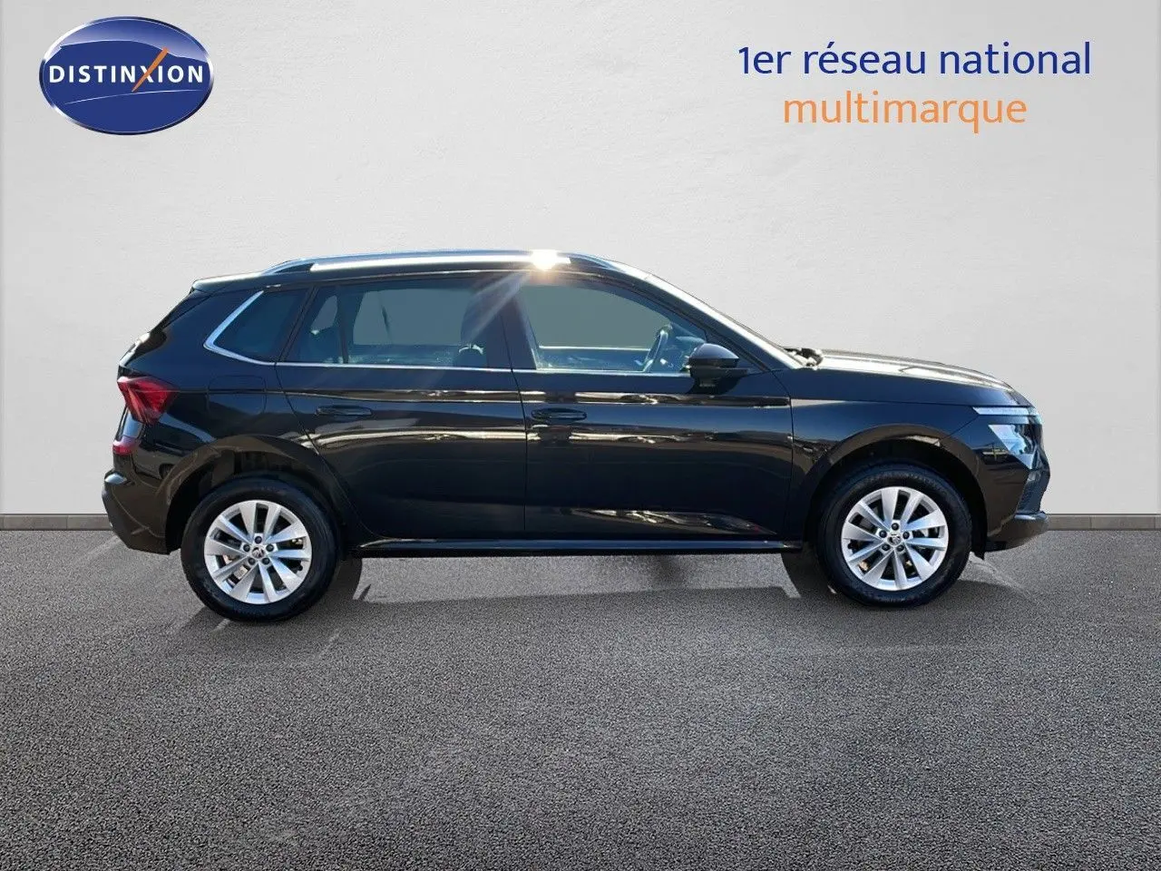 Profil droit d'un Skoda Kamiq noir magique métal 2024, SUV compact avec jantes alliage et vitres teintées.