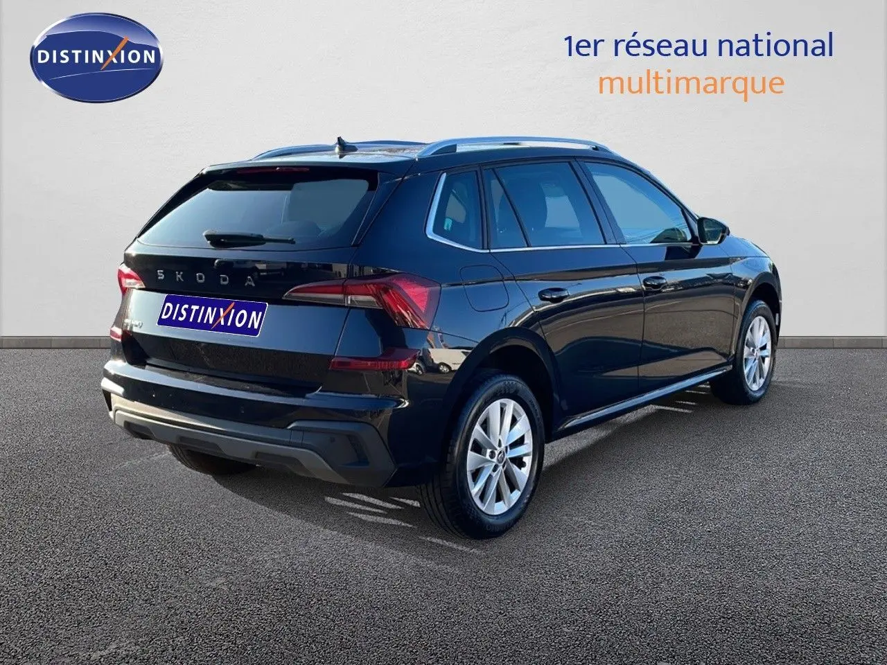 Vue 3/4 arrière droite d'un Skoda Kamiq 2024 noir magique métal avec jantes alliage et feux LED distinctifs.