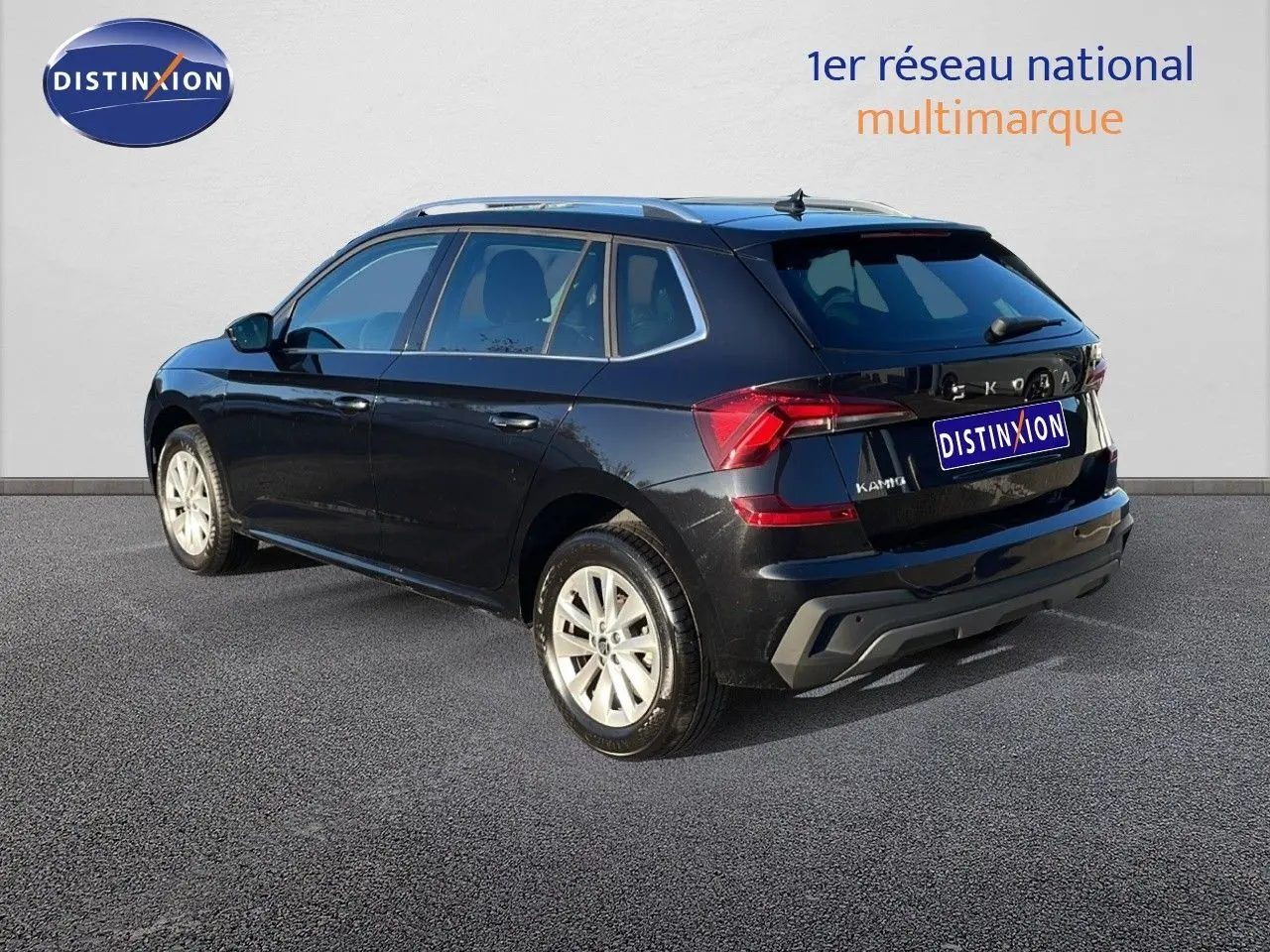 Vue 3/4 arrière droite d'un Skoda Kamiq noir magique métal avec jantes alliage et toit ouvrant.