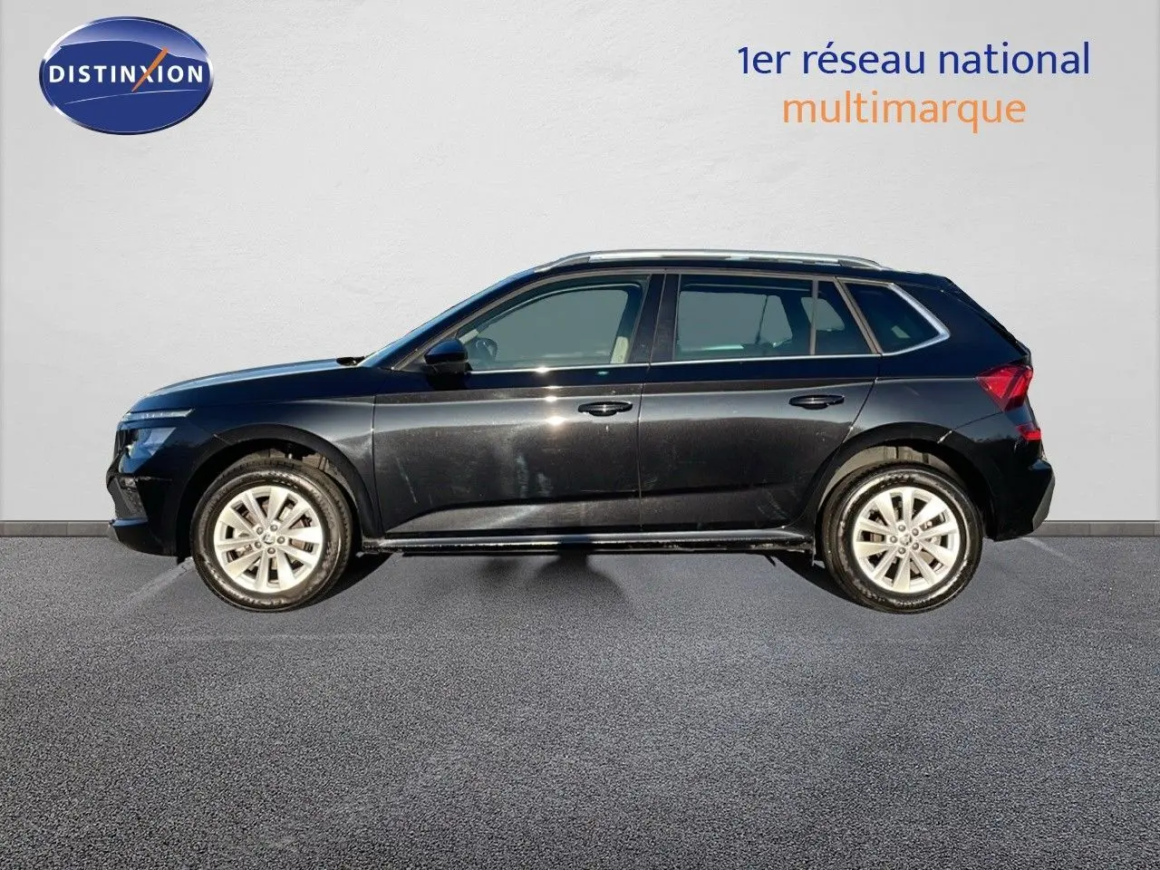 Profil côté gauche d'un Skoda Kamiq noir magique métal 2024 avec jantes alliage et lignes dynamiques visibles.