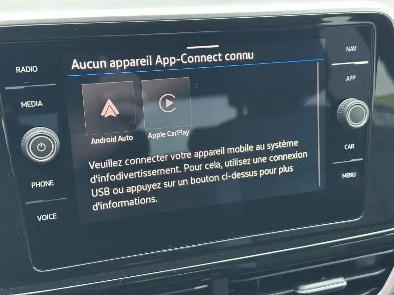 Écran tactile central du Volkswagen T-Roc 2025 affichant la connexion Android Auto et Apple CarPlay, avec commandes autour.