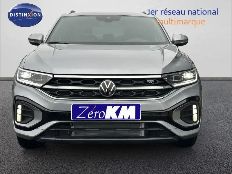 Vue frontale d'un Volkswagen T-Roc gris 2025 en finition R-Line avec éclairage LED et calandre noire distinctive.