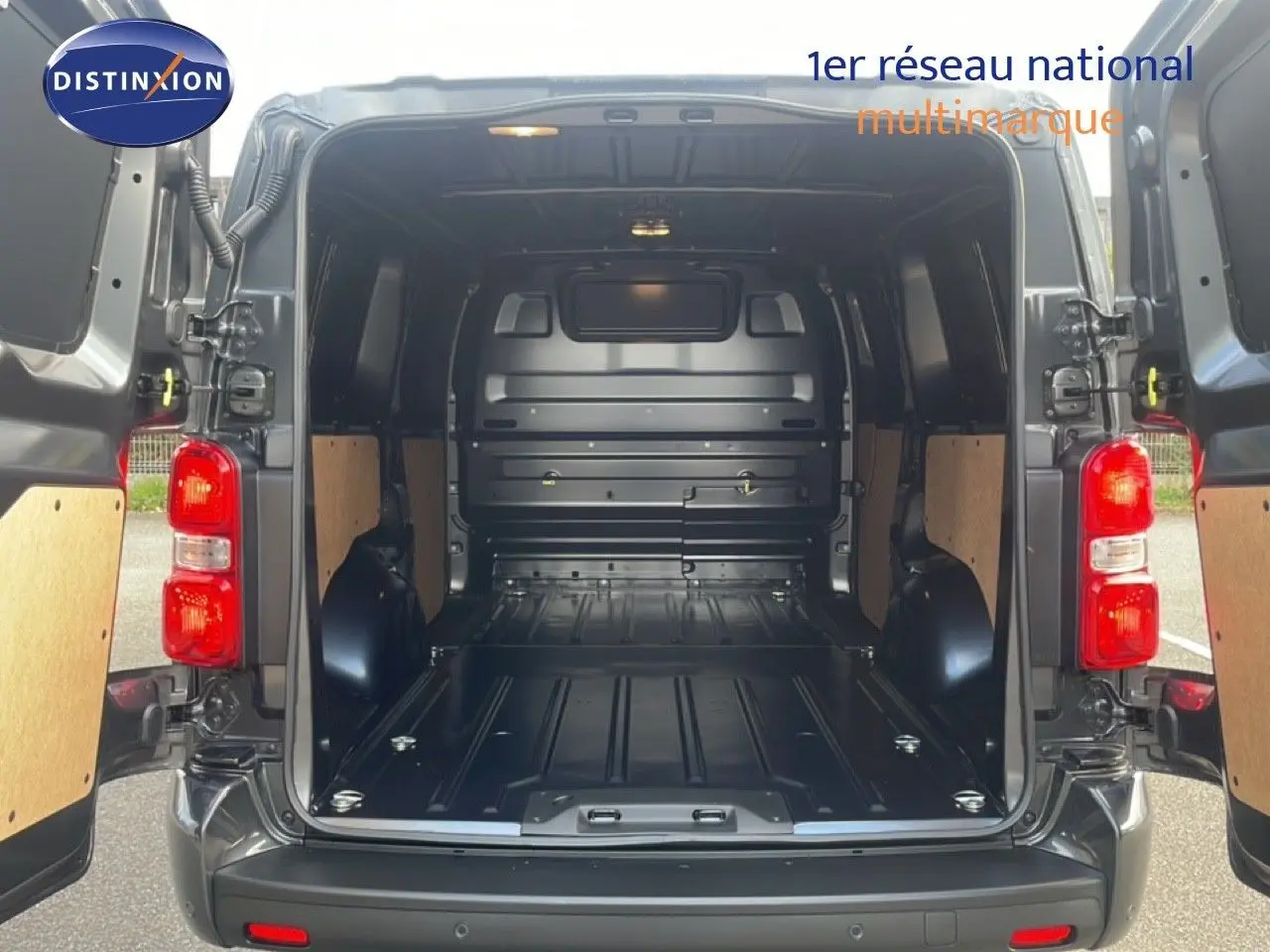 Vue arrière du Citroën Jumpy Van Long L3 gris titane métal avec portes ouvertes montrant l’espace de chargement vide.