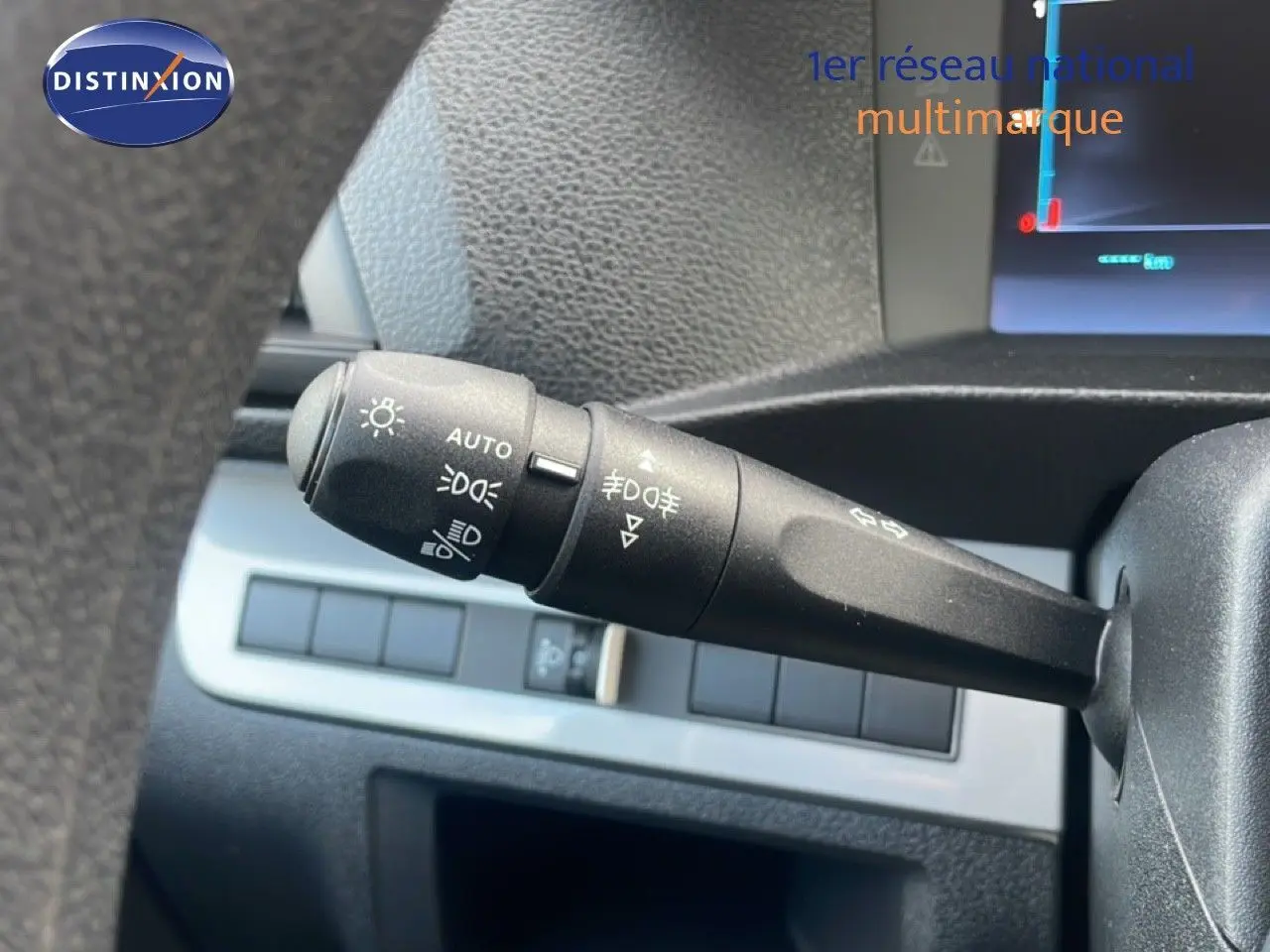 Gros plan sur la commande des feux et clignotants du tableau de bord du Citroën Jumpy gris titane 2025.