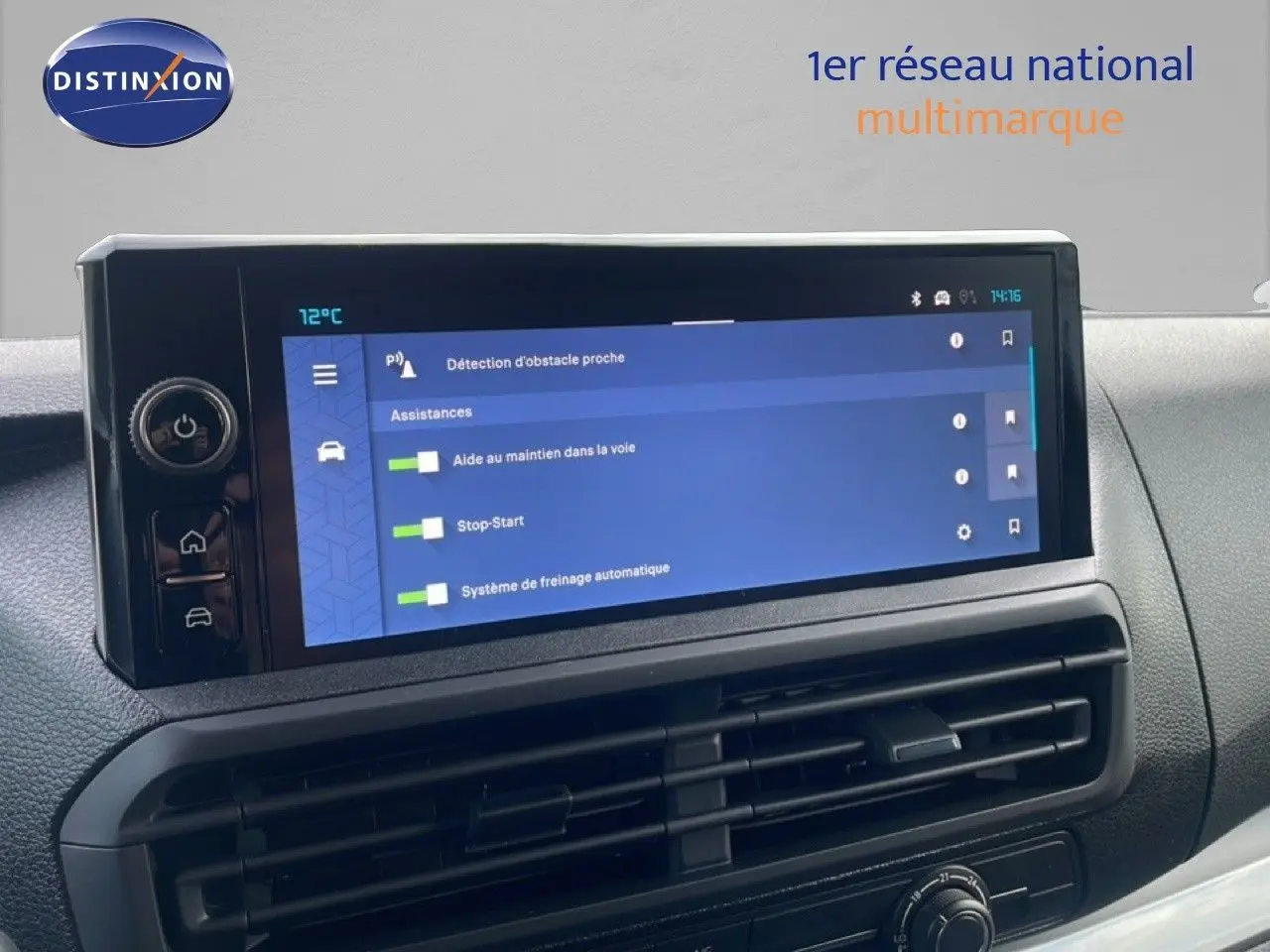 Vue rapprochée de l’écran tactile central du tableau de bord du Citroën Jumpy gris titane, affichant les aides à la conduite.