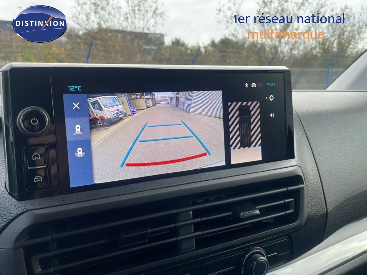 Vue intérieure sur l'écran tactile affichant la caméra de recul du Citroën Jumpy gris titane, avec tableau de bord noir.