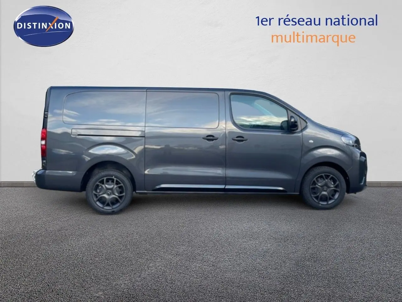 Vue de profil côté gauche d'un Citroën Jumpy Van Long gris titane métallisé avec roues foncées sur fond neutre.