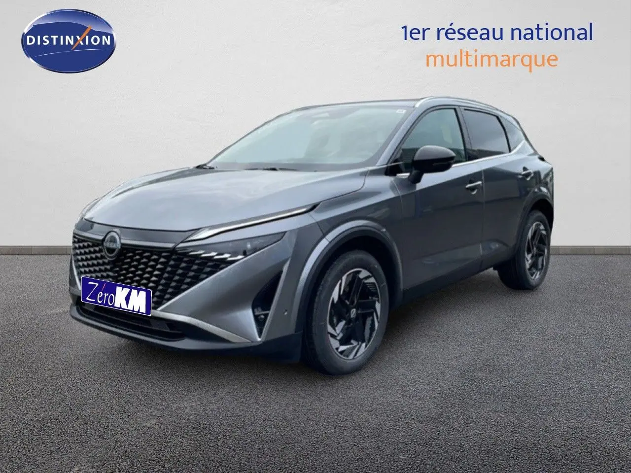 Nissan Qashqai 2025 gris squale métal en 3/4 avant droit, avec calandre noire distinctive et jantes stylées.