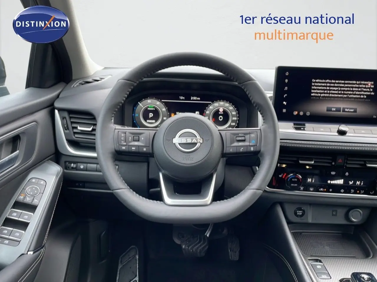 Vue intérieure centrée sur le volant et le tableau de bord du Nissan Qashqai gris, avec écran tactile et commandes au volant.