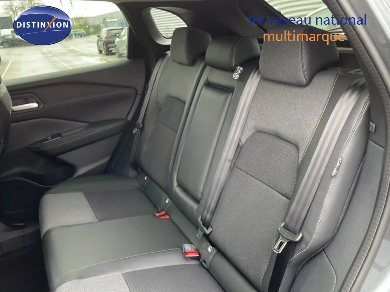 Vue intérieure côté droit des sièges arrière en tissu et cuir noir du Nissan Qashqai 2025 gris squale métal.