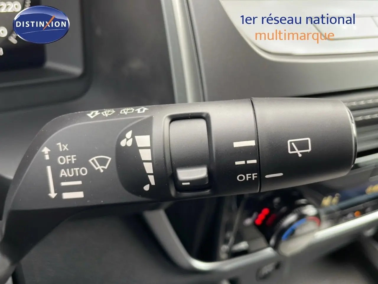 Gros plan sur la commande d’essuie-glace du Nissan Qashqai gris, avec détails des réglages automatiques visibles.