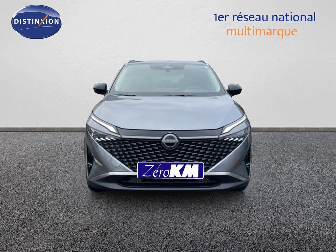 Vue frontale du Nissan Qashqai 1.5 E-POWER 205CH N-Connecta en gris squale métal avec calandre noire distinctive.