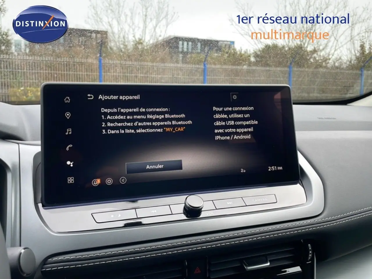 Écran tactile central du tableau de bord du Nissan Qashqai gris, affichant le menu de connexion Bluetooth.
