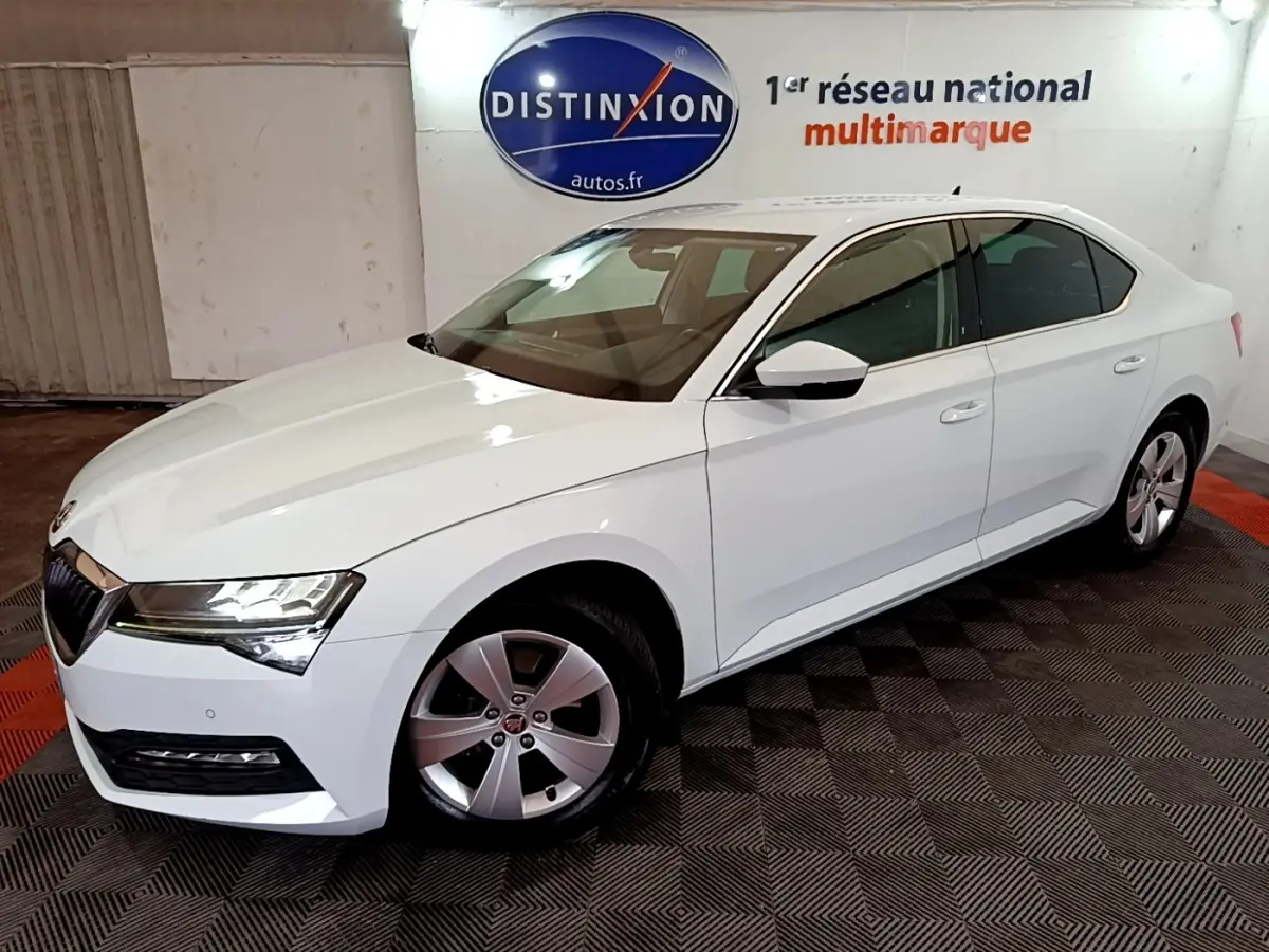 SKODA SUPERB blanc vue 3/4 avant droit, avec phares LED et jantes alliage cinq branches.