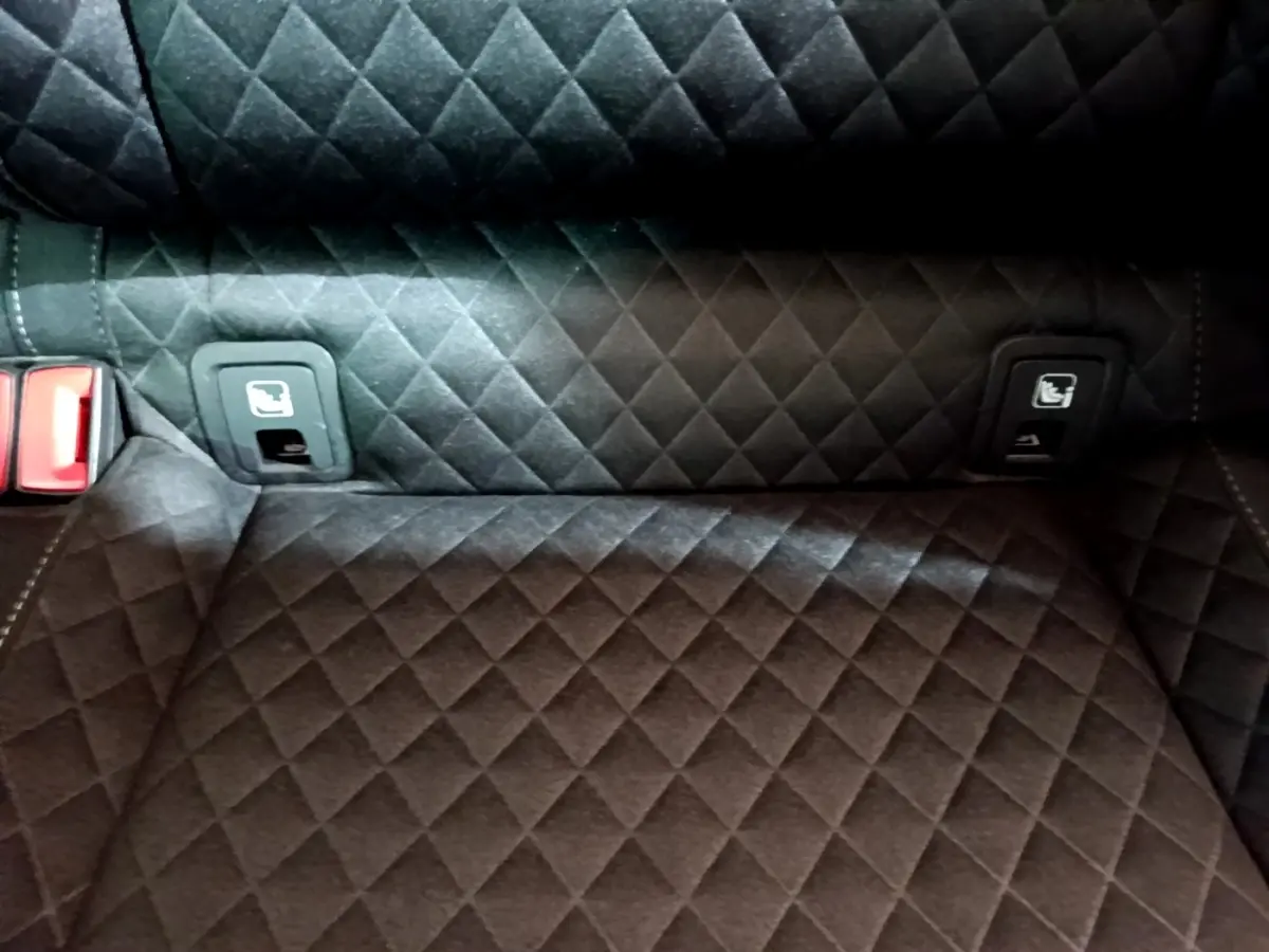 Détail de la banquette arrière en tissu noir matelassé avec ancrages ISOFIX visibles sur la Skoda Superb 2021.