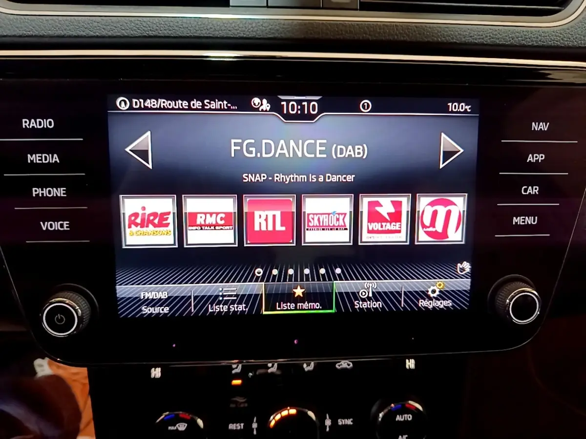Écran tactile central de la Skoda Superb 2021 affichant les radios DAB avec commandes autour, vue intérieure frontale.