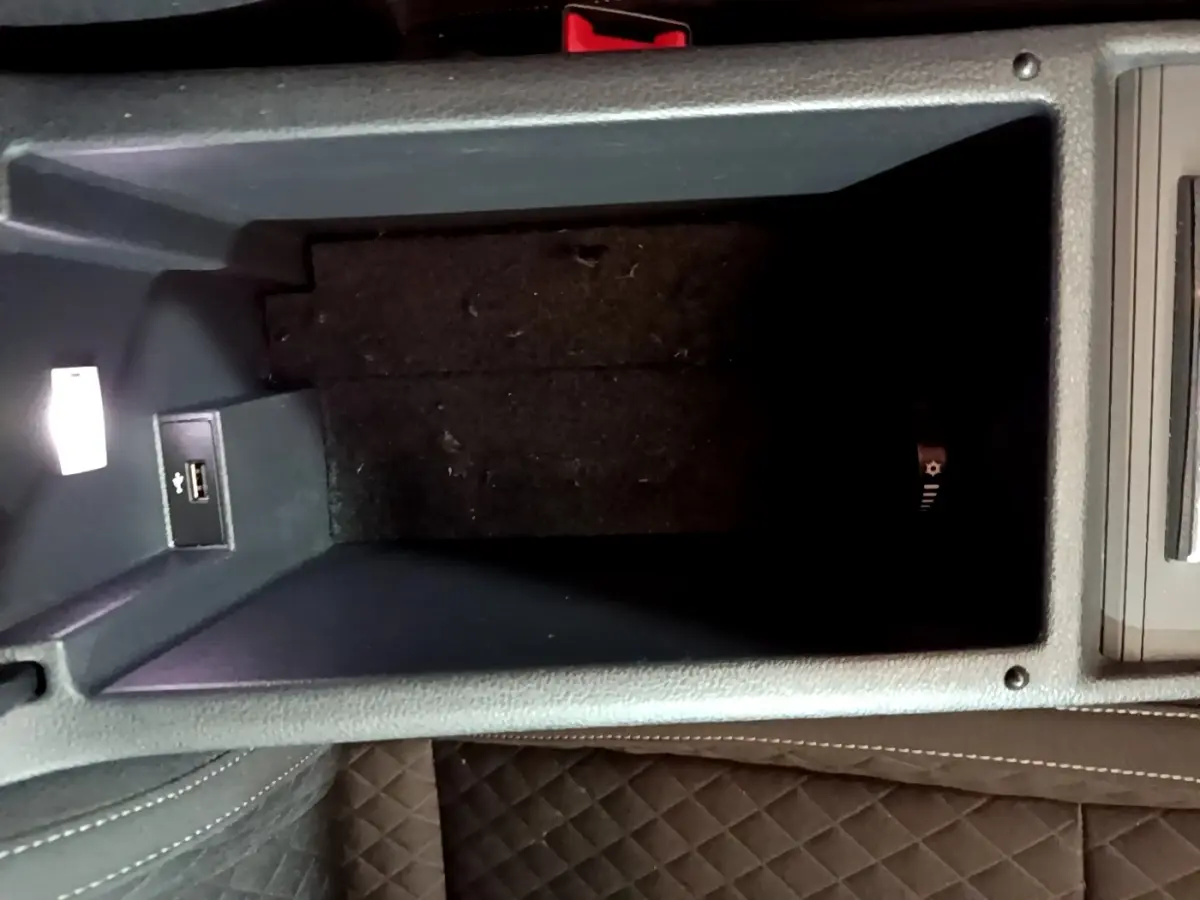 Vue plongeante sur le rangement central noir de la Skoda Superb 2021 avec port USB visible à gauche.
