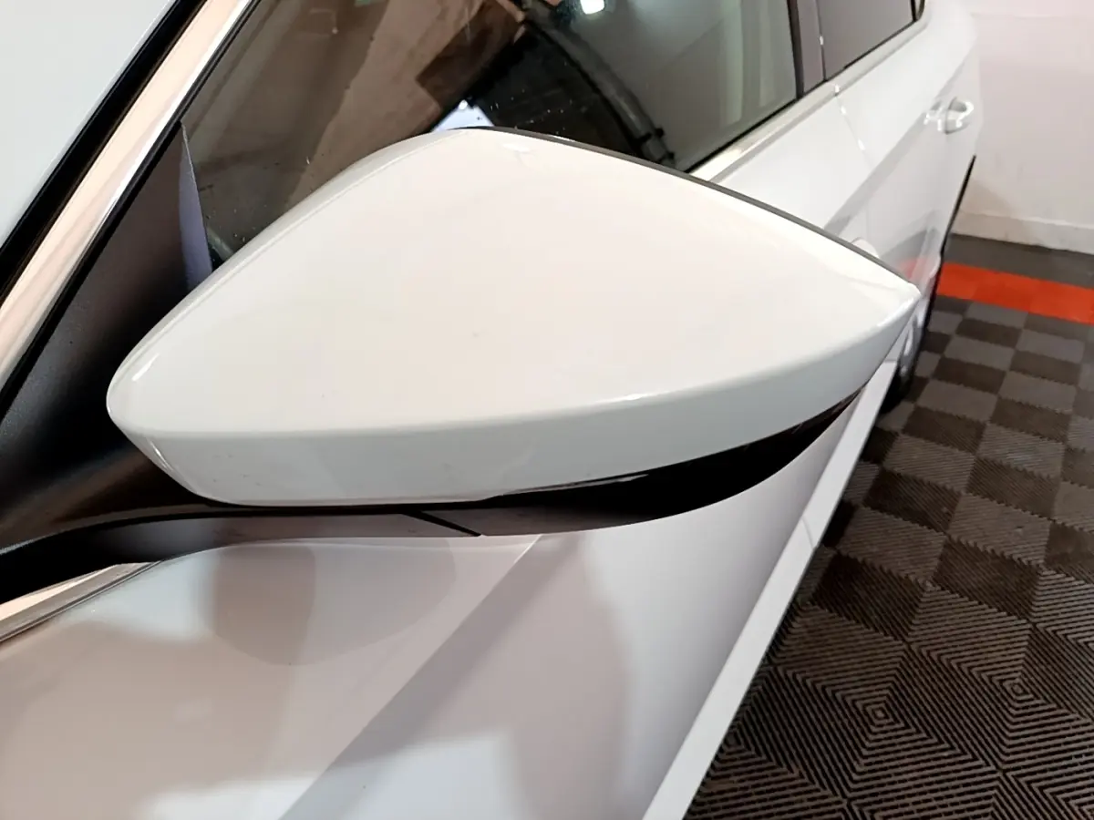 Rétroviseur blanc côté gauche de la Skoda Superb 2021, vue rapprochée sur la portière et la carrosserie blanche.