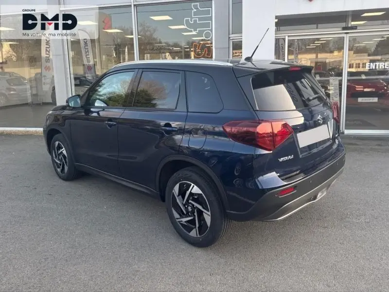 Suzuki Vitara 1.4 Boosterjet Hybrid bleu So'Color, vue 3/4 arrière droit, vitres teintées et jantes alu noires.