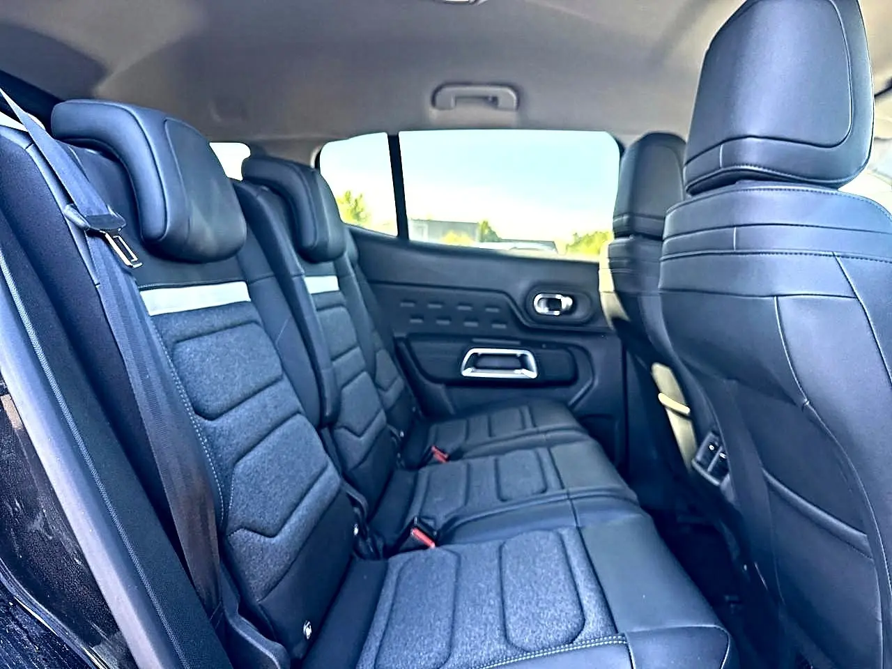 Vue latérale gauche de la deuxième rangée de sièges noirs individuels coulissants du Citroën C5 Aircross 2025.