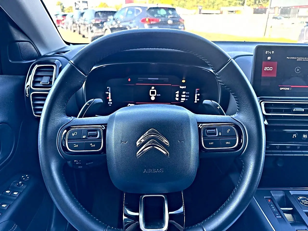 Vue frontale du volant cuir noir multifonction du Citroën C5 Aircross 2025 avec tableau de bord digital et écran tactile.