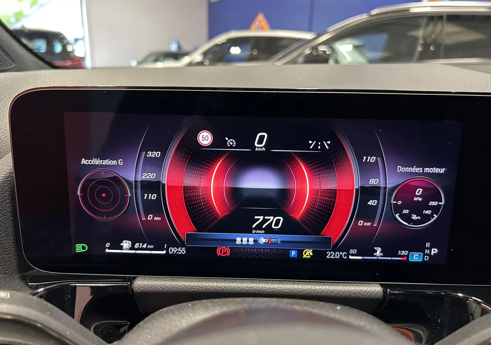 Tableau de bord numérique du Mercedes GLA 200 D AMG Line 2024 affichant compte-tours et données moteur en intérieur.