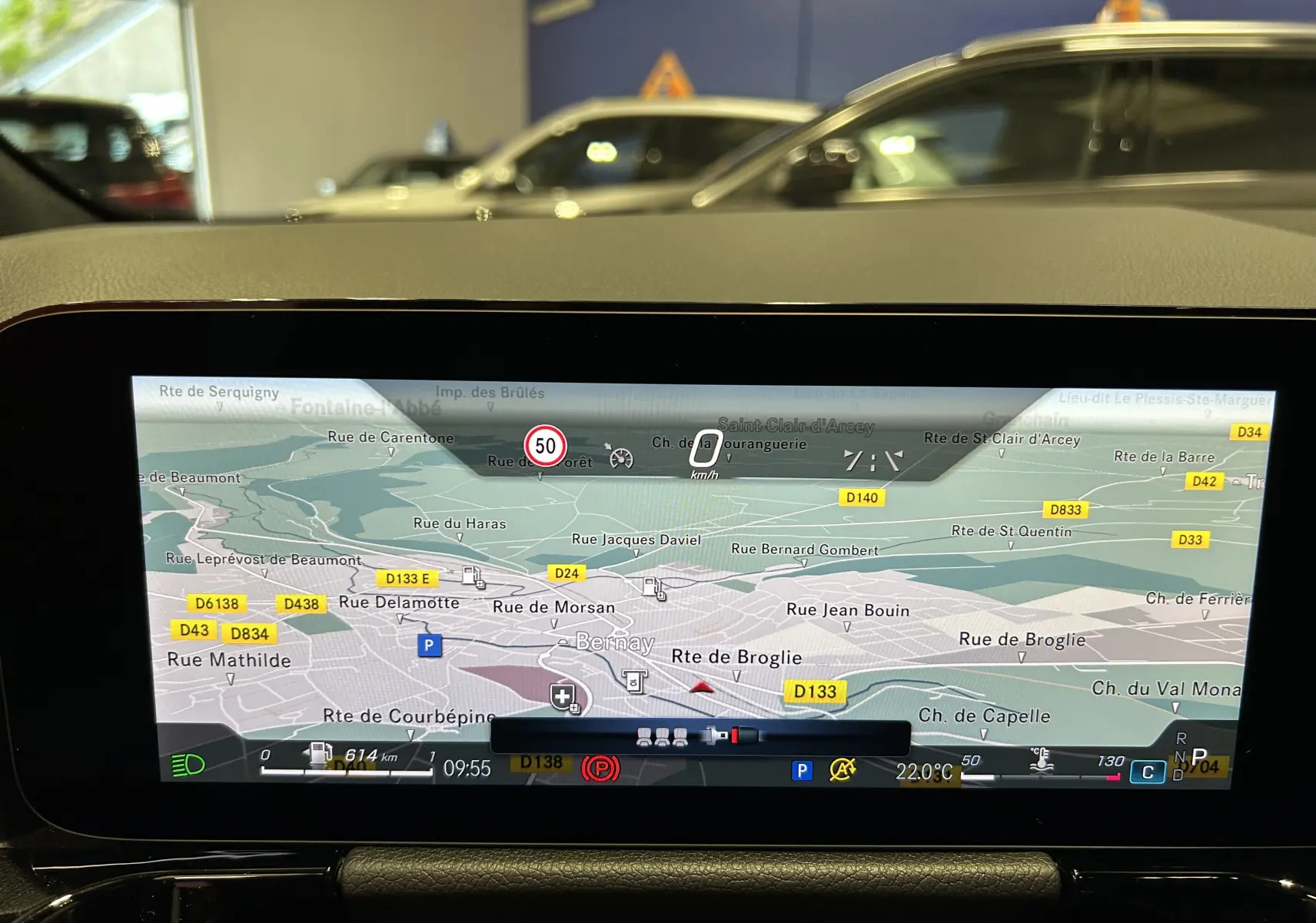 Affichage de la navigation sur écran intérieur du Mercedes GLA 200 D AMG Line 2024 couleur Argent High-tech