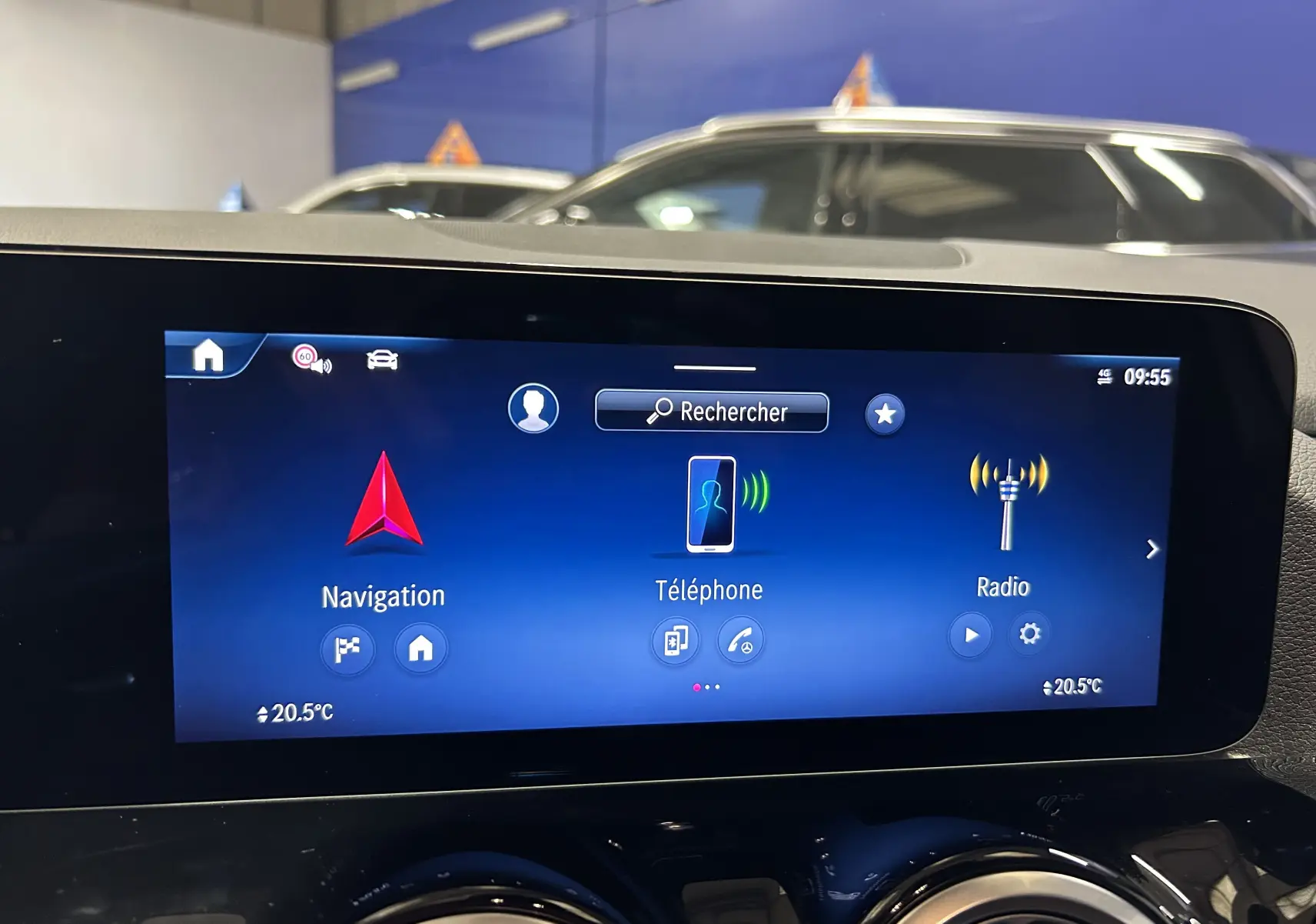 Écran tactile central du Mercedes GLA 200 D AMG Line 2024 affichant navigation, téléphone et radio, intérieur noir.