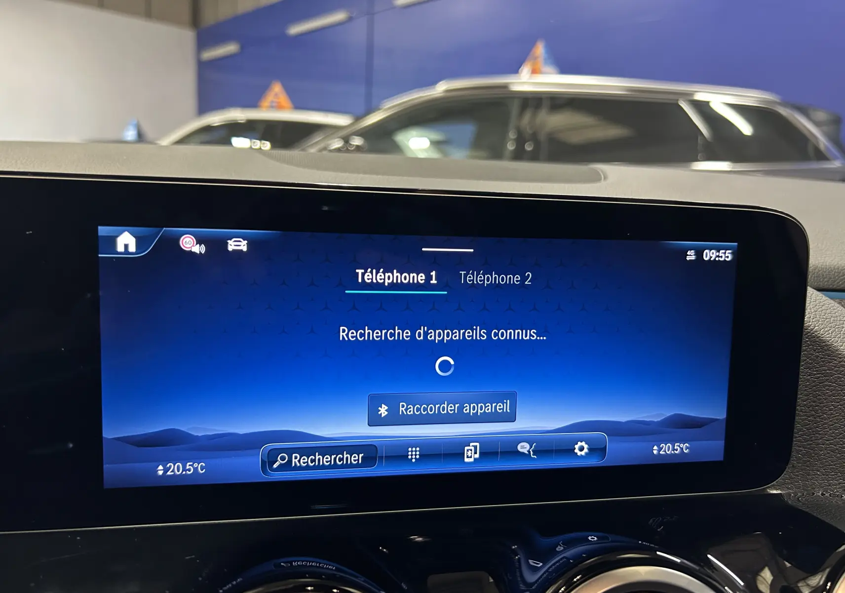 Vue intérieure du tableau de bord du Mercedes GLA 200 D AMG Line 2024, écran tactile affichant la connexion Bluetooth