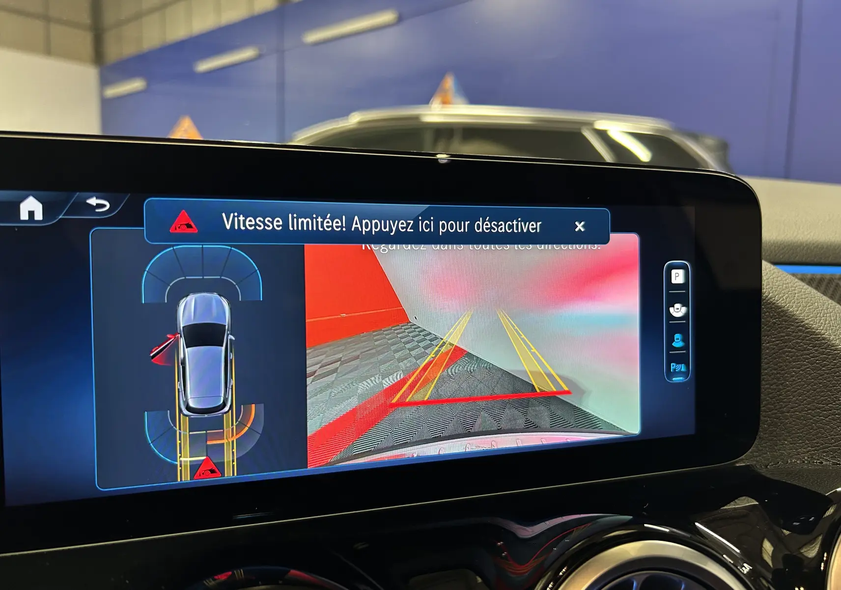 Affichage de la caméra de recul et des capteurs de stationnement sur l'écran intérieur du Mercedes GLA 200 D AMG Line 2024.