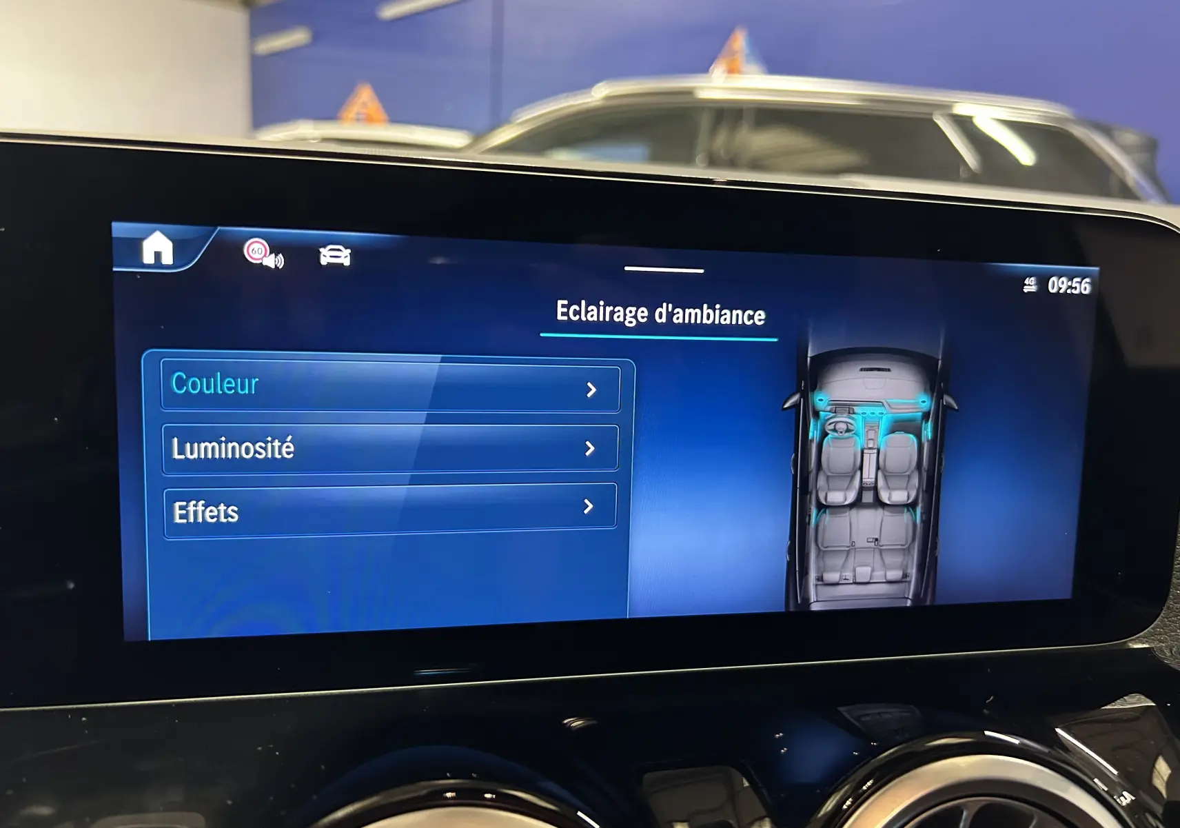 Écran central du Mercedes GLA 200 D AMG Line 2024 montrant les réglages d’éclairage d’ambiance intérieur.