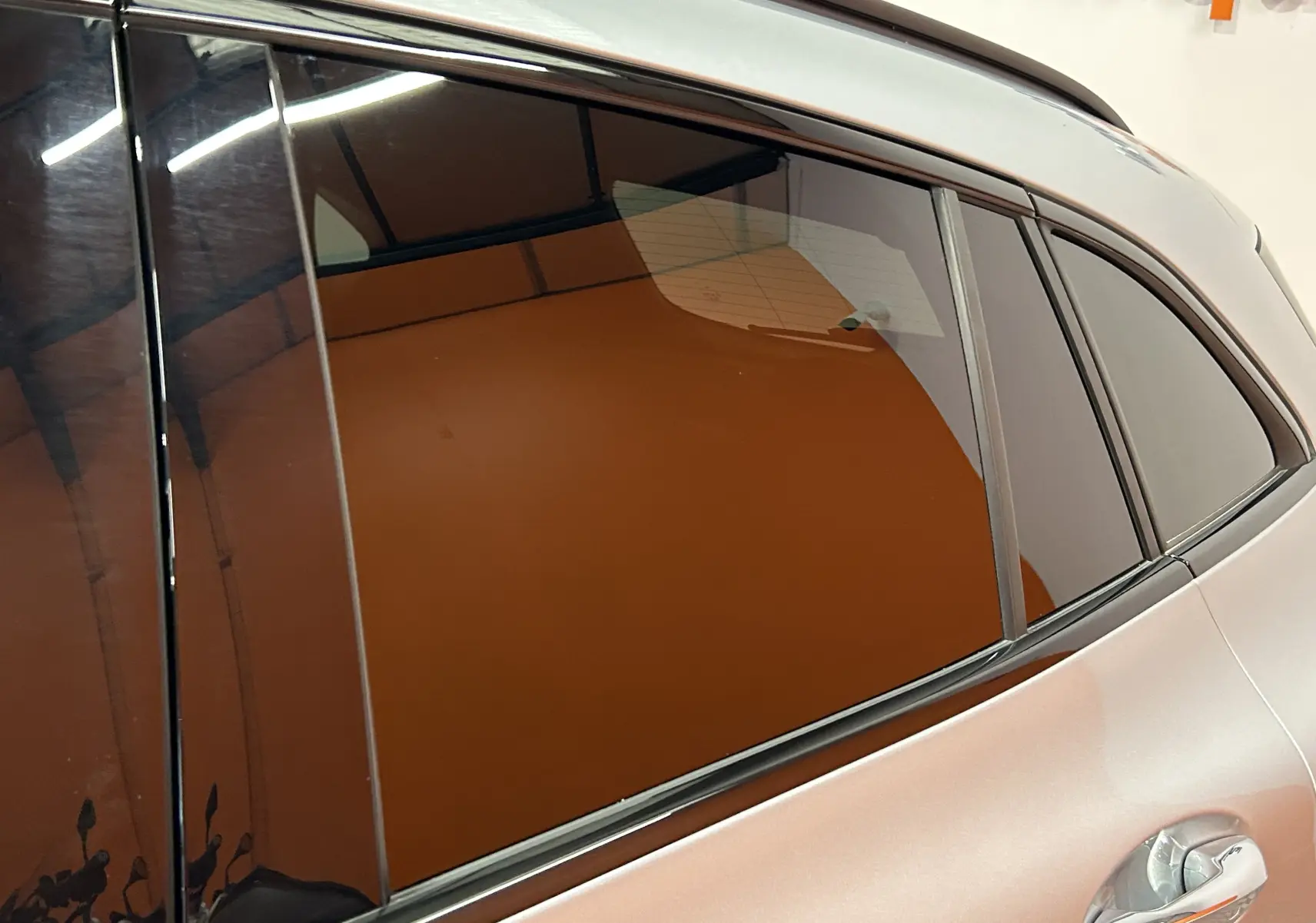 Gros plan sur la vitre arrière droite teintée d'une Mercedes GLA 200 D AMG Line argent High-tech 2024