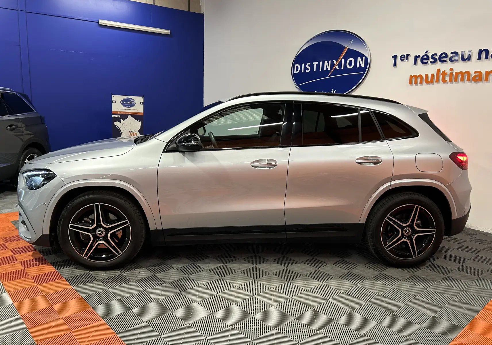 Mercedes GLA 200 D AMG Line 2024 en profil côté gauche, couleur argent High-tech avec jantes AMG noires à 5 branches doubles.